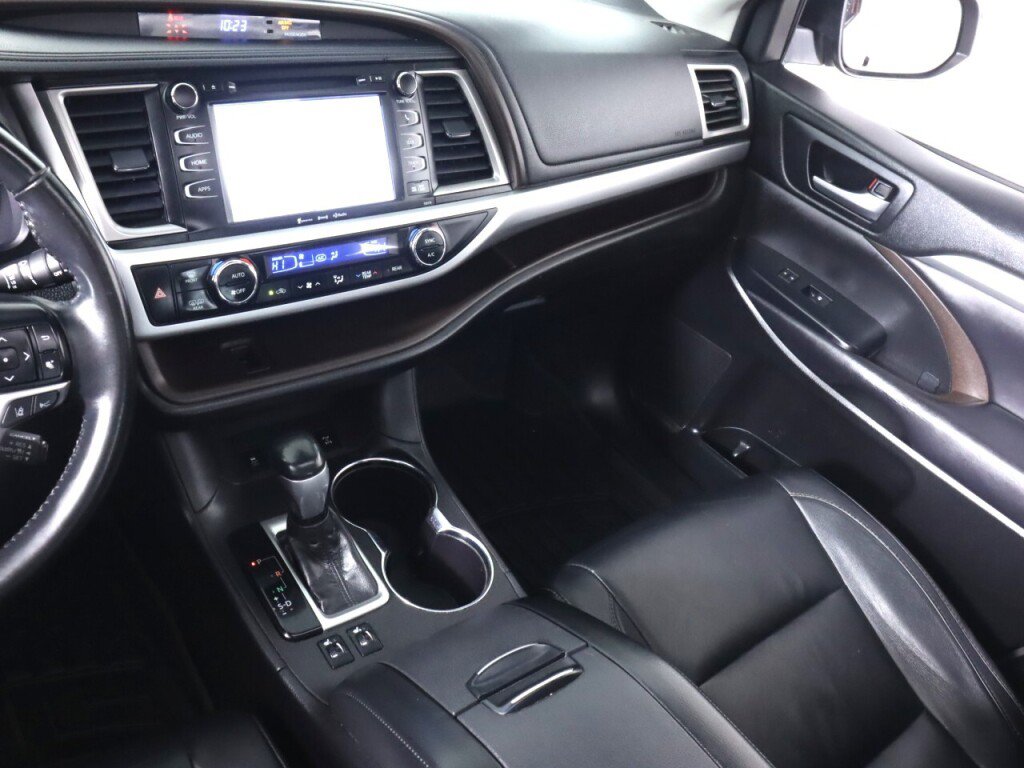 Used 2018 Toyota Highlander XLE AWD/4WD image 32