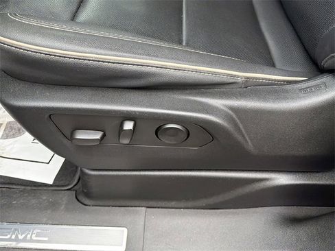 Used 2023 GMC Yukon SLT image 17