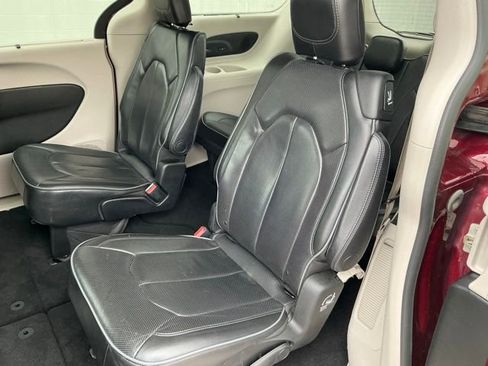 Used 2018 Chrysler Pacifica Limited w/ Tire & Wheel Group image 11