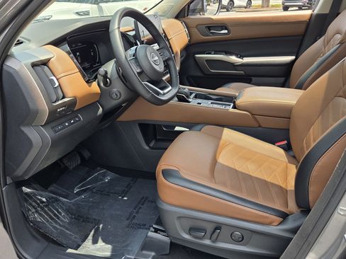 Used 2024 Nissan Pathfinder Platinum w/ Black Appearance Package FWD image 15