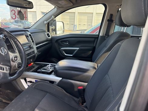 Used 2017 Nissan Titan SV image 4