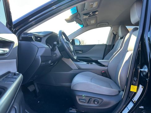 Used 2021 Toyota Venza LE image 4