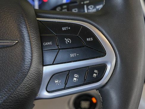 Used 2023 Chrysler Pacifica Touring-L FWD image 21