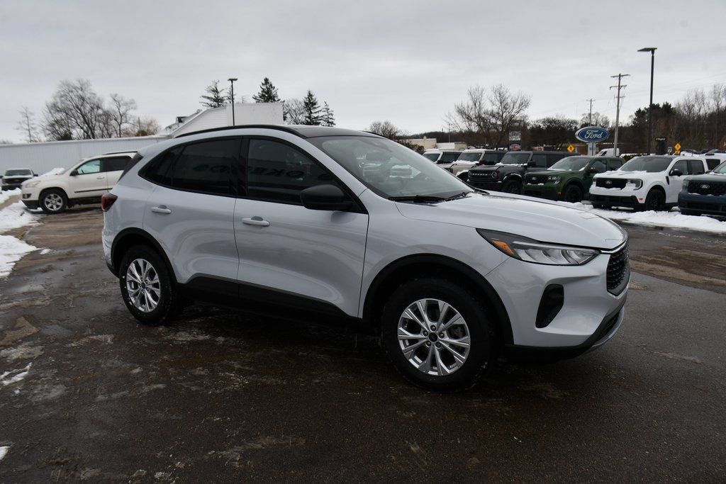 Used 2025 Ford Escape Active w/ Tech Pack #1 AWD/4WD image 8