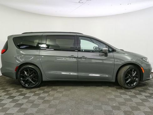 Used 2022 Chrysler Pacifica Touring-L w/ Uconnect Theater Family Group AWD/4WD image 14