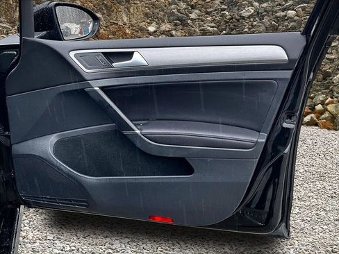 Used 2017 Volkswagen Golf SE image 22