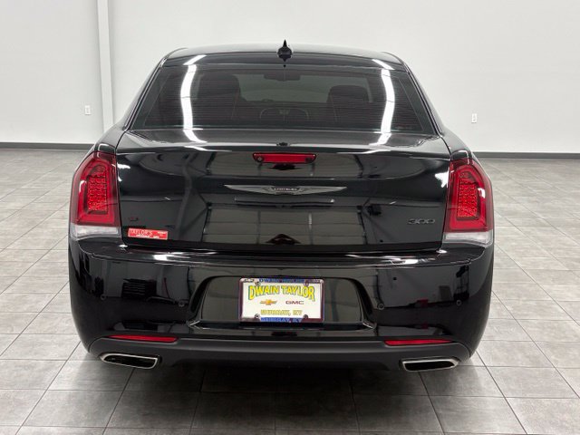 Used 2022 Chrysler 300 Touring L RWD image 3