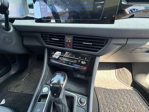 Used 2025 Volkswagen Jetta SE FWD image 27