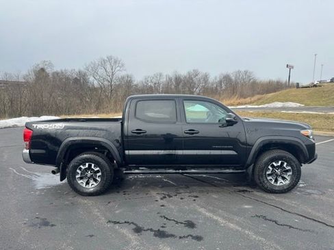 Used 2017 Toyota Tacoma TRD Off-Road w/ Exterior Package image 2