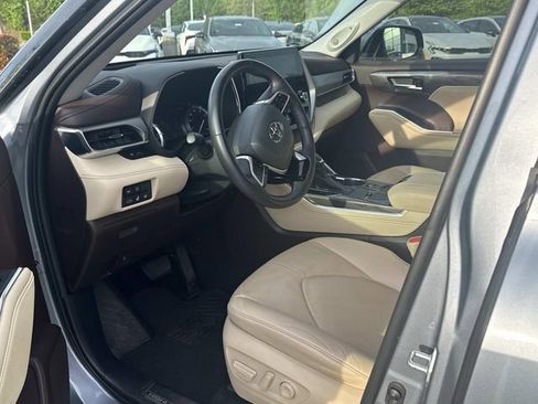 Used 2022 Toyota Highlander Platinum image 3