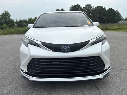Used 2024 Toyota Sienna XLE FWD image 4