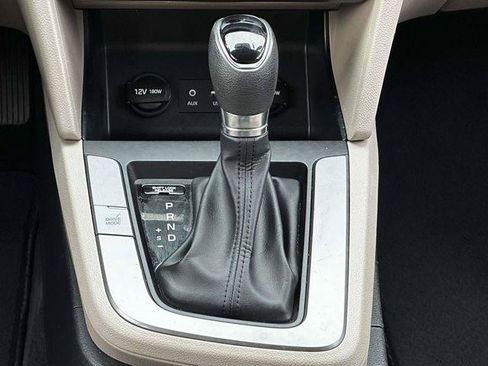 Used 2019 Hyundai Elantra SE w/ Winter Weather Package FWD image 16