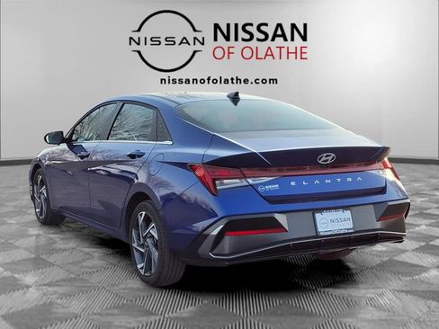 Used 2025 Hyundai Elantra SEL FWD image 3