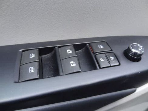 Used 2019 Toyota Highlander XLE AWD/4WD image 9