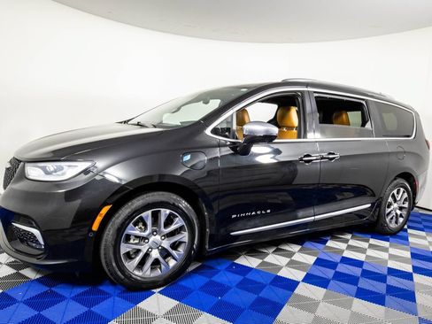 Used 2021 Chrysler Pacifica Pinnacle FWD image 2