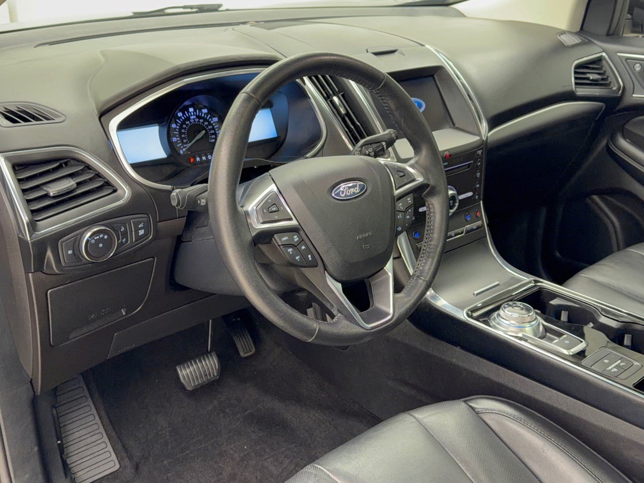 Used 2019 Ford Edge Titanium w/ Equipment Group 301A FWD image 4