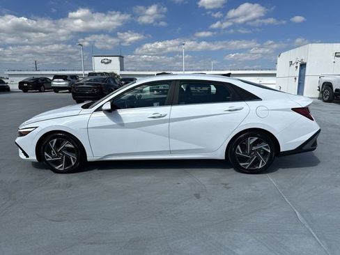 Used 2025 Hyundai Elantra SEL image 32