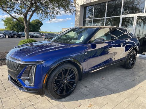 Used 2026 Cadillac Lyriq Premium Sport w/ LPO, Blue Accent Package AWD/4WD image 3