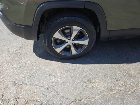 Used 2019 Jeep Cherokee Limited w/ Trailer Tow Group AWD/4WD image 10