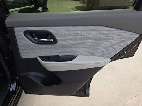 Used 2023 Nissan Rogue SV image 27