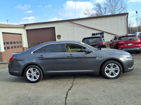 Used 2017 Ford Taurus SE image 2