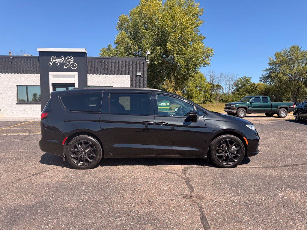 Used 2021 Chrysler Pacifica Touring-L w/ Uconnect Theater Family Group AWD/4WD image 3