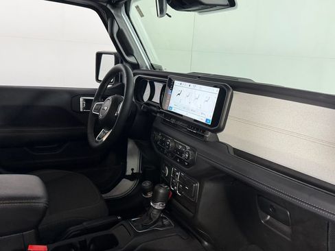 Used 2025 Jeep Wrangler Unlimited Sahara AWD/4WD image 32