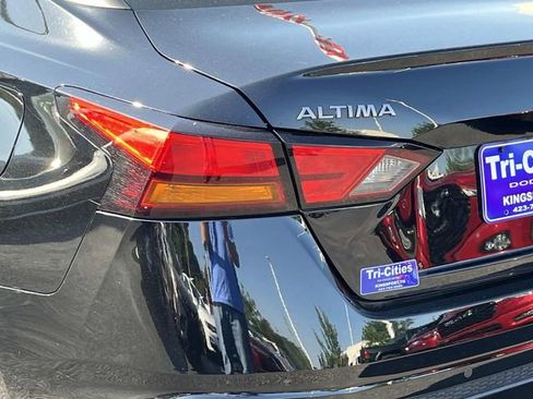 Used 2025 Nissan Altima 2.5 SV FWD image 5