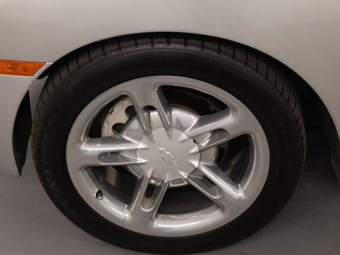 Used 2004 Chevrolet SSR w/ Preferred Equipment Group RWD image 7