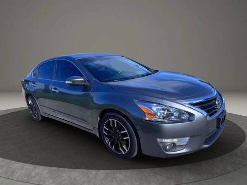 Used 2015 Nissan Altima 2.5 SV w/ Convenience Package FWD image 2