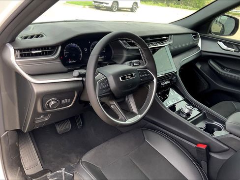 Certified 2024 Jeep Grand Cherokee Altitude image 8