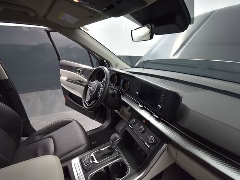 Used 2024 Kia Carnival LX image 18