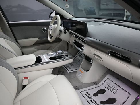 Used 2025 Genesis GV60 RWD image 40