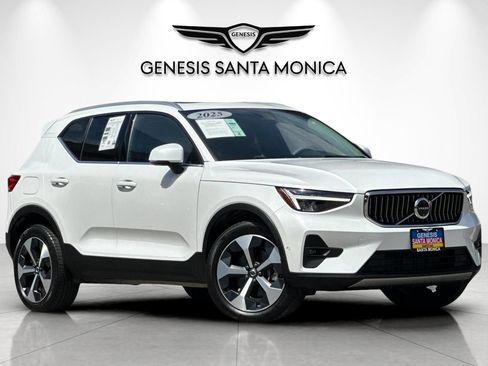 Used 2025 Volvo XC40 B5 Plus AWD/4WD image 1