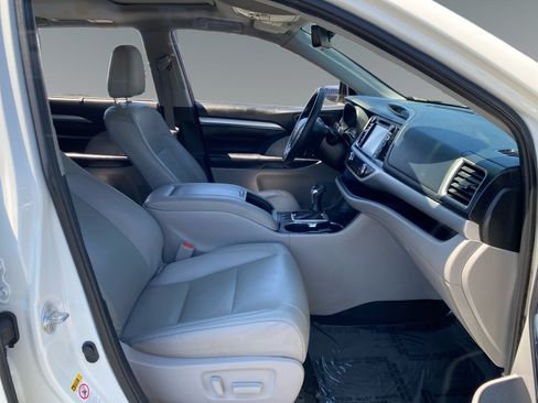 Used 2019 Toyota Highlander XLE FWD image 15
