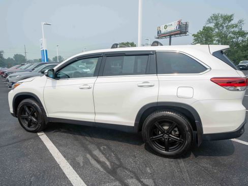 Used 2019 Toyota Highlander Plus AWD/4WD image 4
