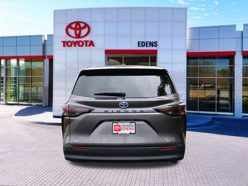 Used 2024 Toyota Sienna LE AWD/4WD image 4