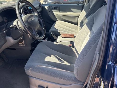 Used 2006 Chrysler Town & Country Touring image 10