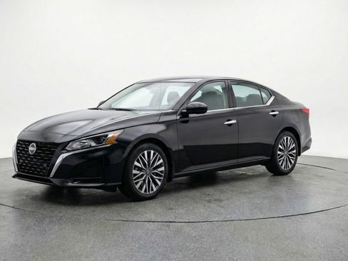 Used 2025 Nissan Altima 2.5 SV FWD image 3