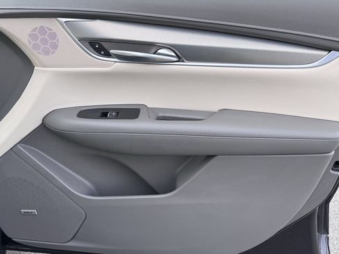 Used 2018 Cadillac XT5 Luxury w/ Driver Awareness Package image 16