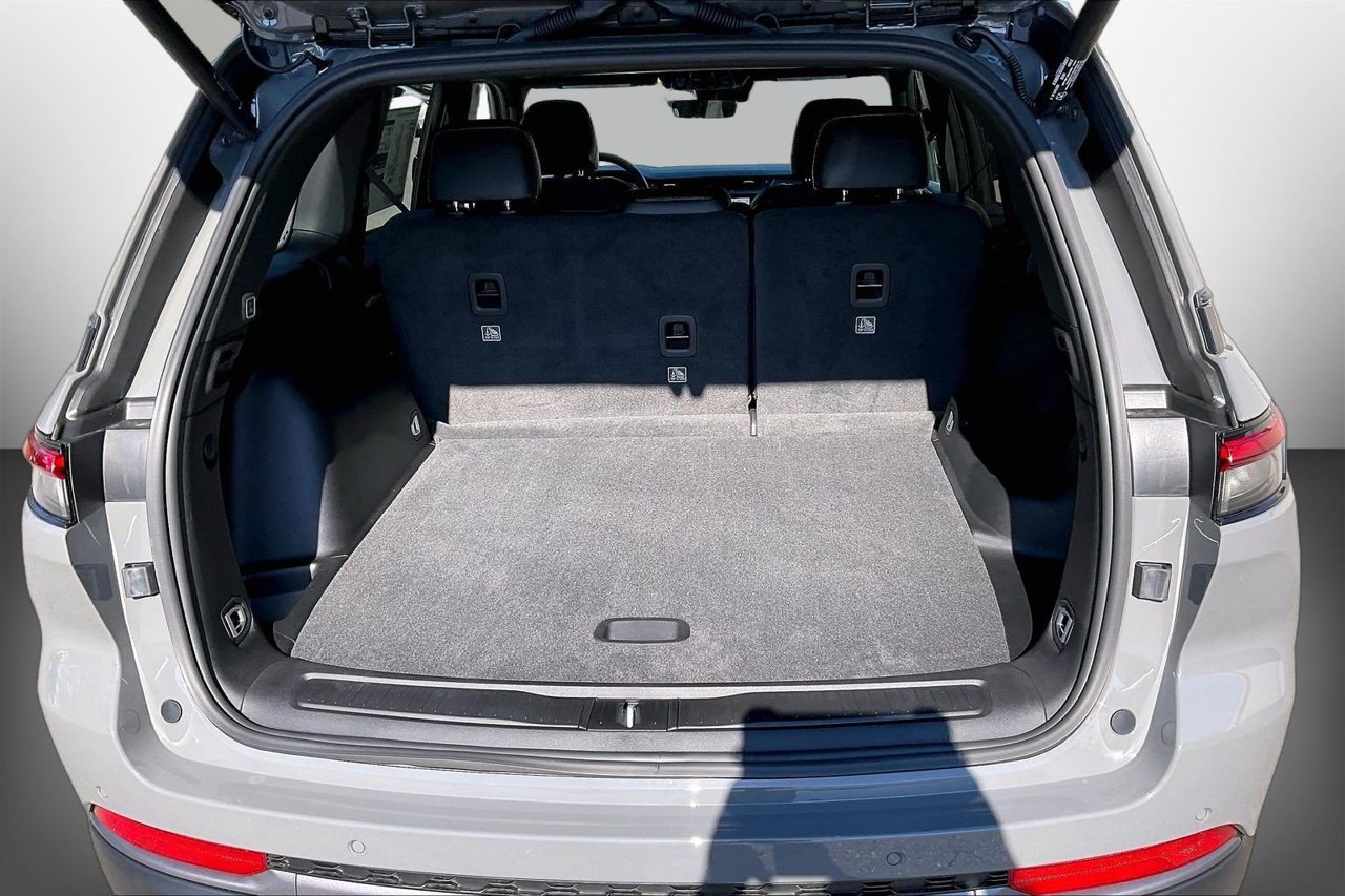 New 2027 Jeep Grand Cherokee Altitude RWD image 23