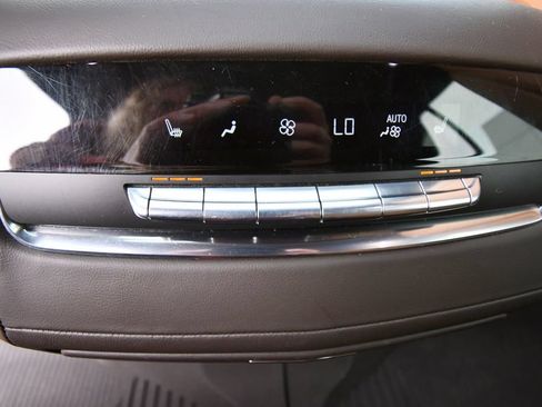 Used 2023 Cadillac Escalade Premium Luxury AWD/4WD image 19