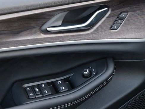 New 2025 Jeep Grand Cherokee Limited AWD/4WD image 15