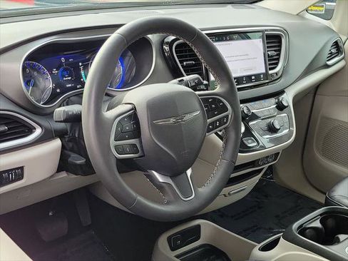 Certified 2024 Chrysler Pacifica Touring-L image 3