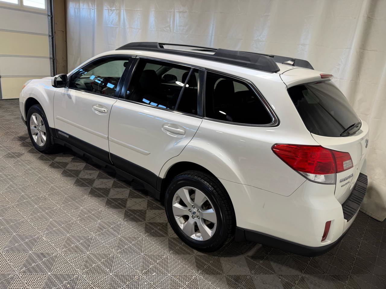 Used 2012 Subaru Outback 2.5i Limited w/ Moonroof Pkg AWD/4WD image 4
