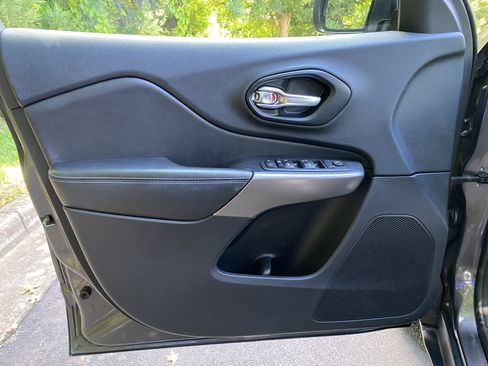 Used 2021 Jeep Cherokee Latitude Plus w/ Sun & Sound Group FWD image 15