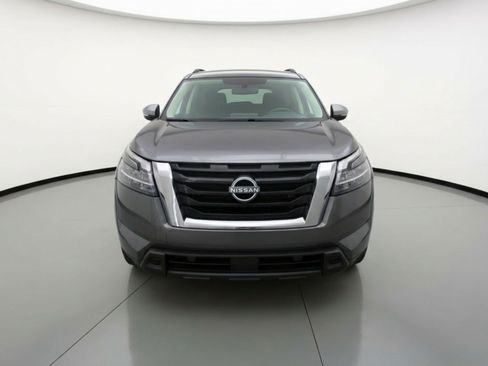 Used 2025 Nissan Pathfinder SV image 2