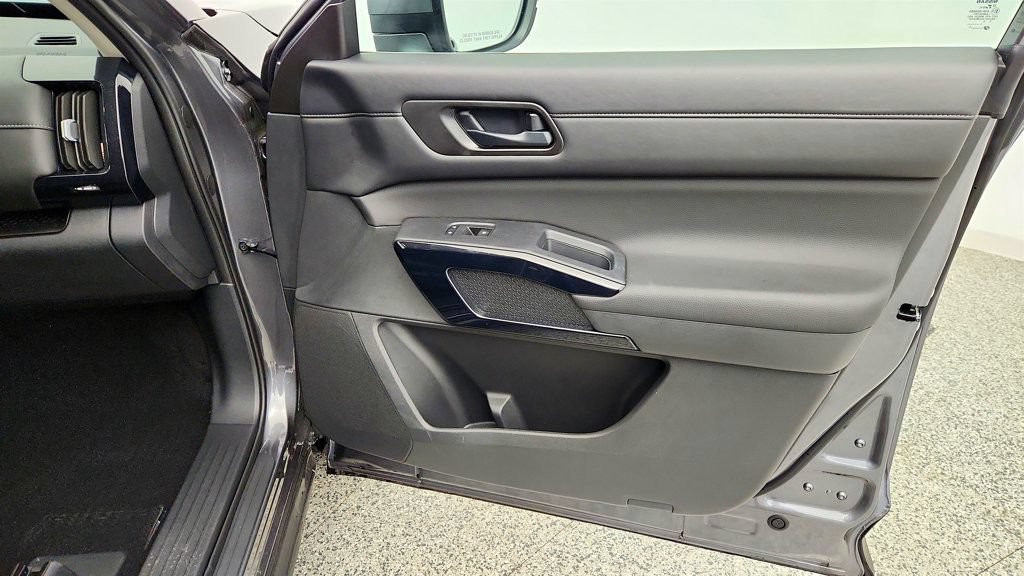 Used 2025 Nissan Pathfinder SV FWD image 23