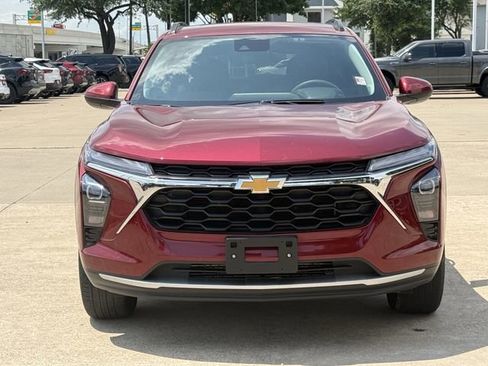 Used 2025 Chevrolet Trax LT FWD image 9