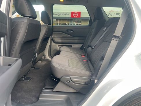 New 2025 Nissan Pathfinder SV image 15